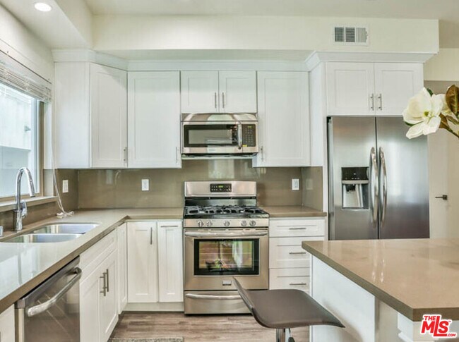 Foto del edificio - 1424 S Bentley Ave