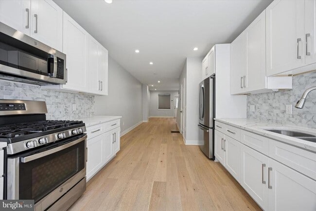 Building Photo - 548 E Hewson St