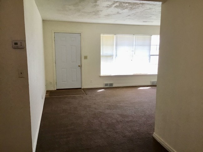 Building Photo - 3 br, 1.5 bath House - 1301 NE 36th St.