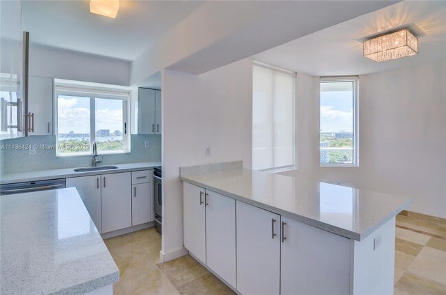 Foto del edificio - 5900 Collins Ave