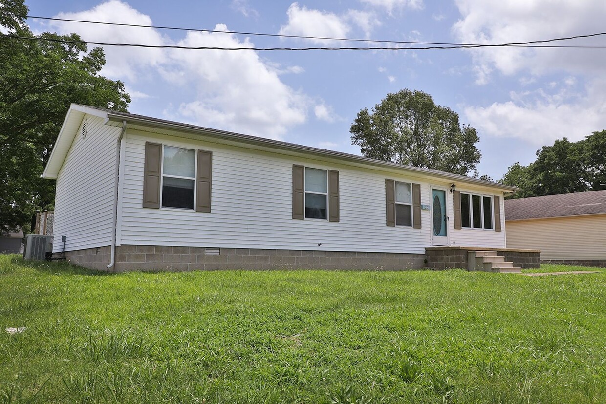 Foto principal - Desirable 4 Bed, 2 Bath House in Martin, TN!