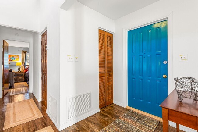 Foto del edificio - Two Master Suites, 3 Community Swimming Po...