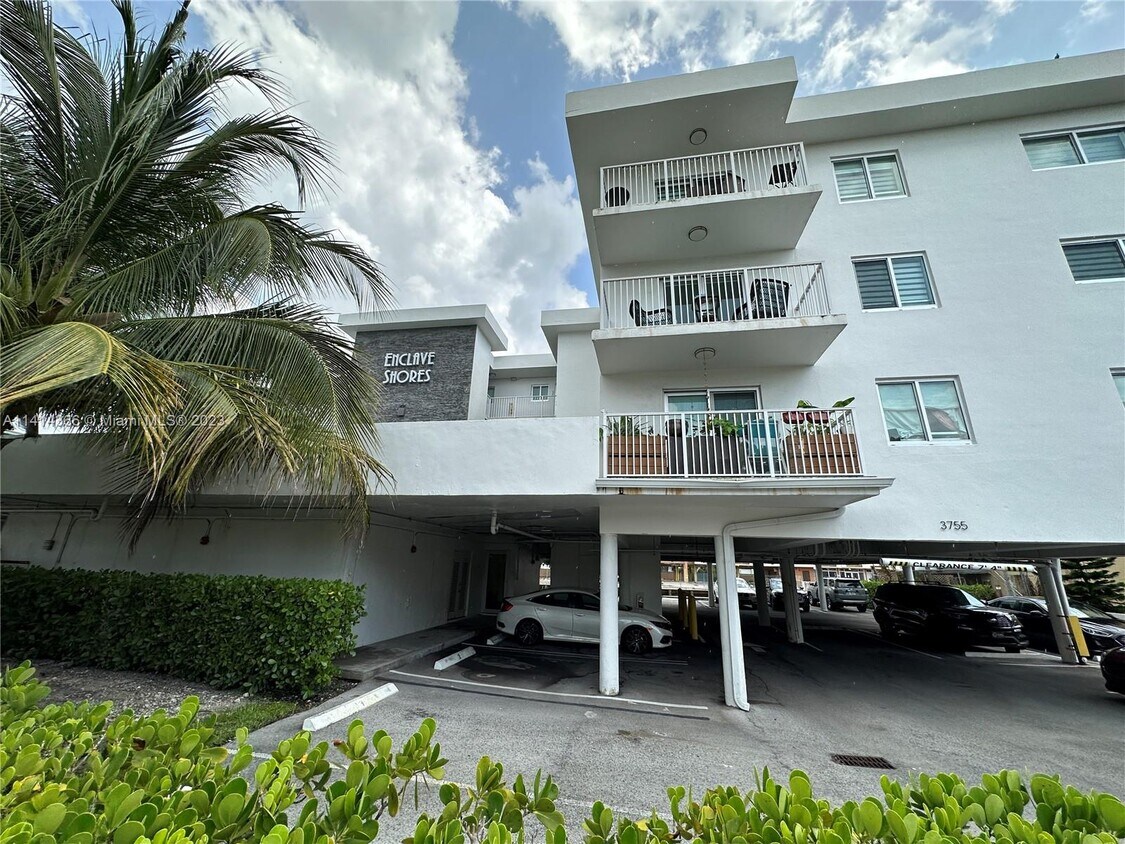 Foto principal - 3755 NE 167th St