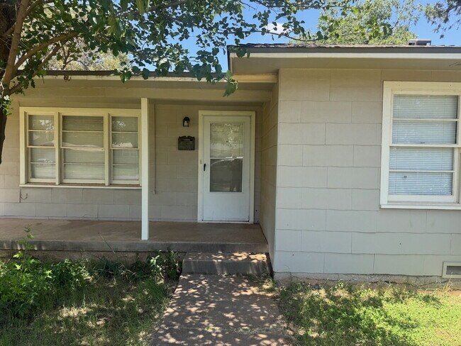 Foto del edificio - Charming 2 Bed 1 Bath 1 Car Garage Home