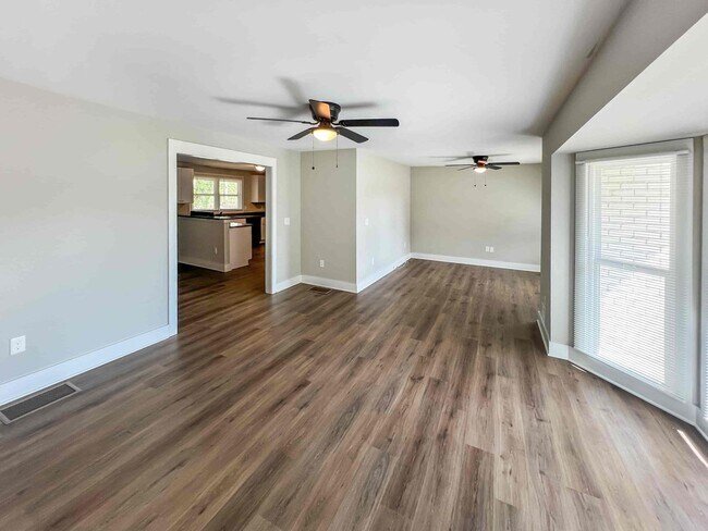 Foto del edificio - Completely Renovated 3 BR/3 BA Ranch with ...