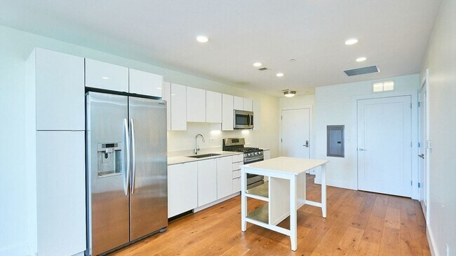 Building Photo - 250 Meridian St