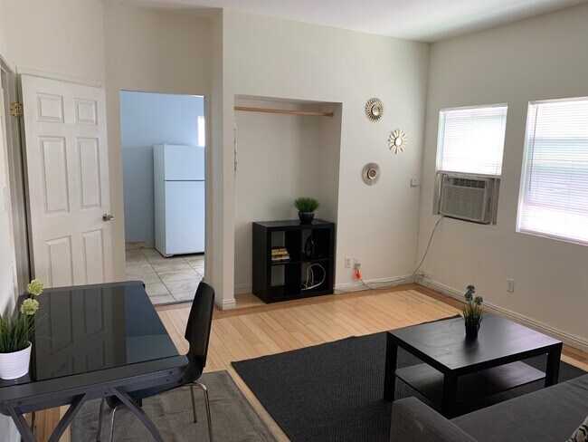 Livingroom - 1400 W Olympic Blvd