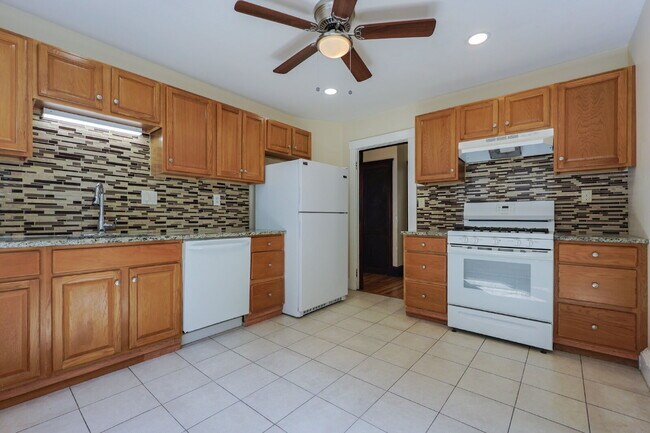 Foto del edificio - Available Now! Sunny & Large 3-Bedroom: In...