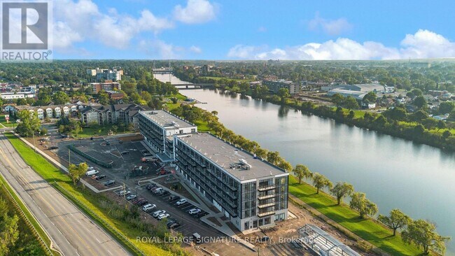 Photo du bâtiment - 350 Prince Charles Dr S