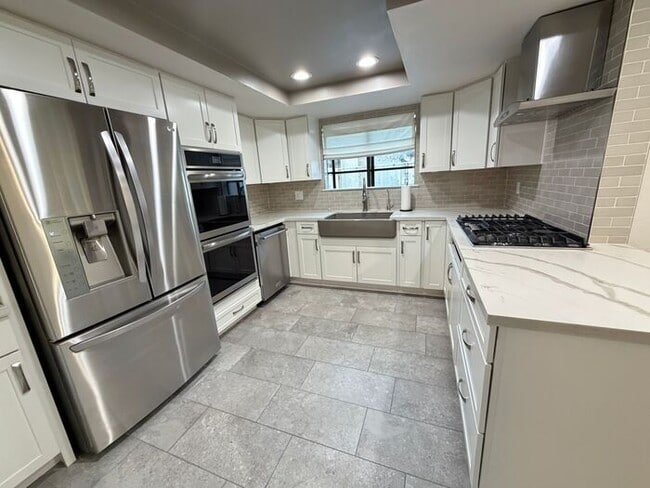 Foto del edificio - First Show: The first open showing is on Thurs 1/22 at 4pm. Please be prompt. We will be processi...