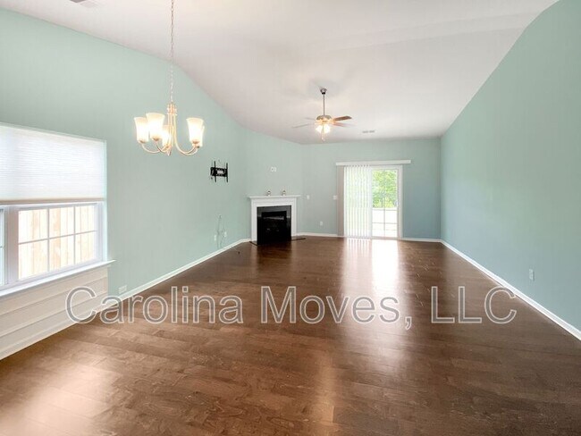 Foto del edificio - 200 Hartwood Lake Ln