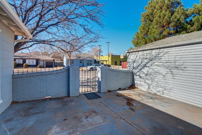 Building Photo - 2710 27th St