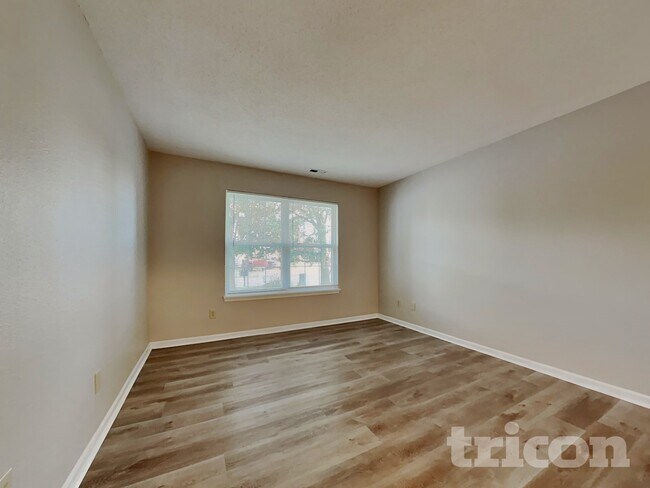 Foto del edificio - 7114 Harness Lakes Dr