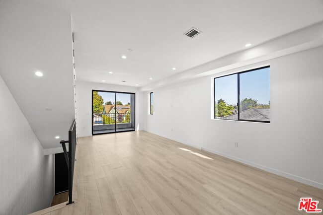 Building Photo - 2123 Cloverdale Ave