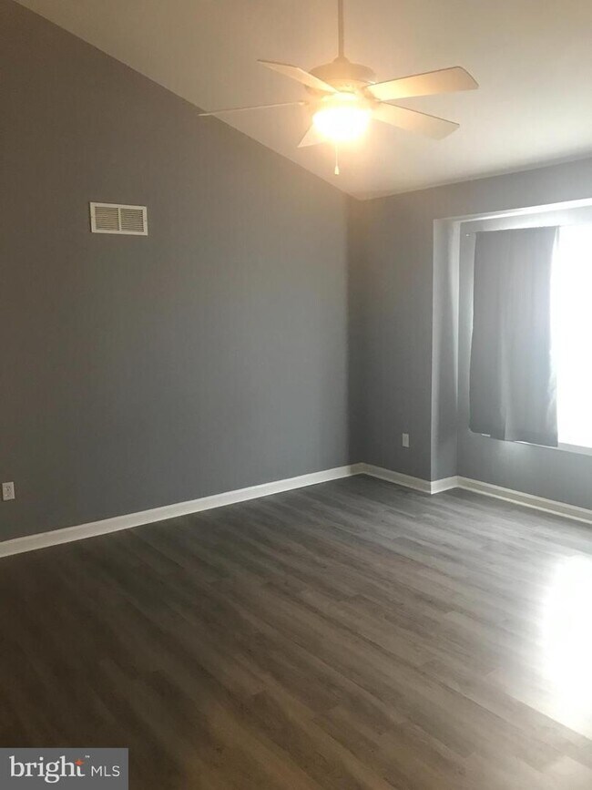 Building Photo - 227 E Sheldrake Cir