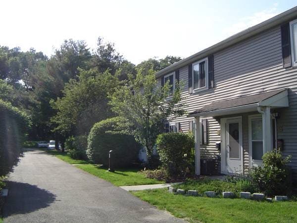 Front walkway - 10 Village Brook Ln