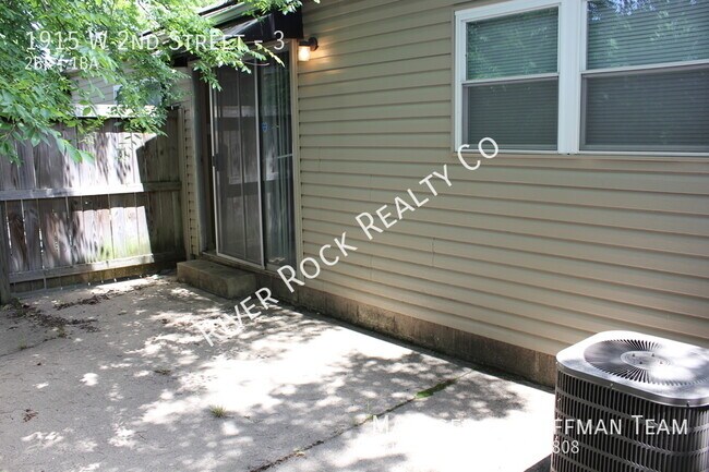 Building Photo - 1915 W 2nd St