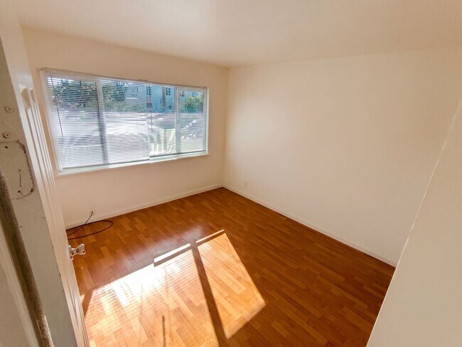 Building Photo - Spacious 4-Bed Oakland Unit w/ In-Unit Laundry & Gated Parking