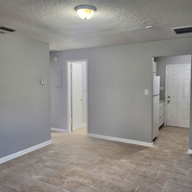 Building Photo - Cute 2Bedroom/1Bathroom Apartment Close to...