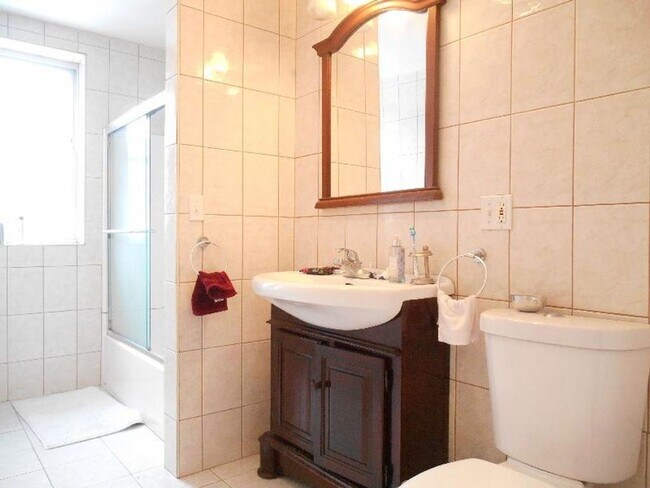 Foto del edificio - No Brokers Fee, Central BU Location! Walk to School, Central Campus. Central Heat/AC, Laundry on ...