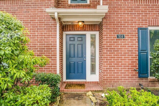Building Photo - Charming Townhome near Memorial Park!