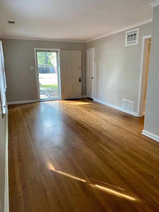 Foto del edificio - 3 bed, 1 bath in Colonial Acres near Quince and Colonial