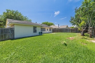 Building Photo - 16702 Pebbleglen Dr