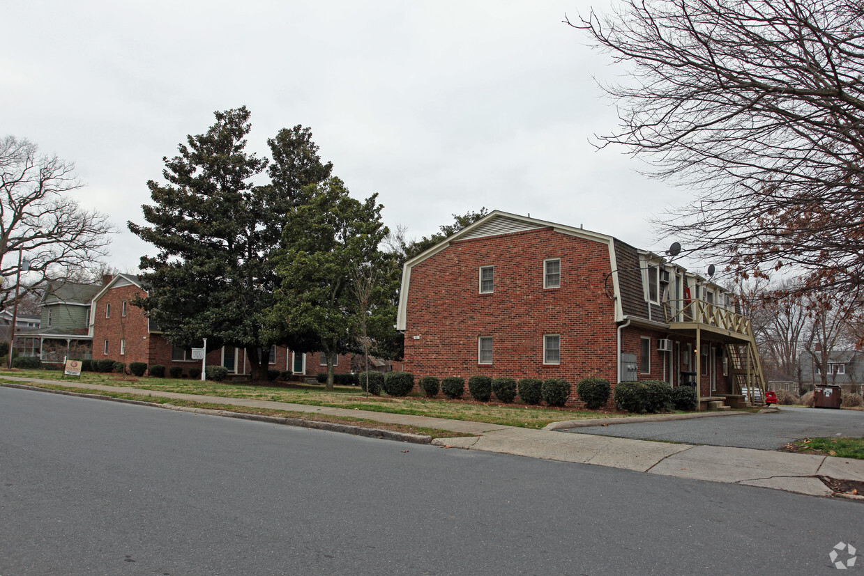 Primary Photo - Chestnut Court