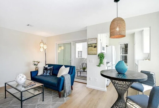 Building Photo - Sun Ridge 1 bedroom ground level beauty! T...