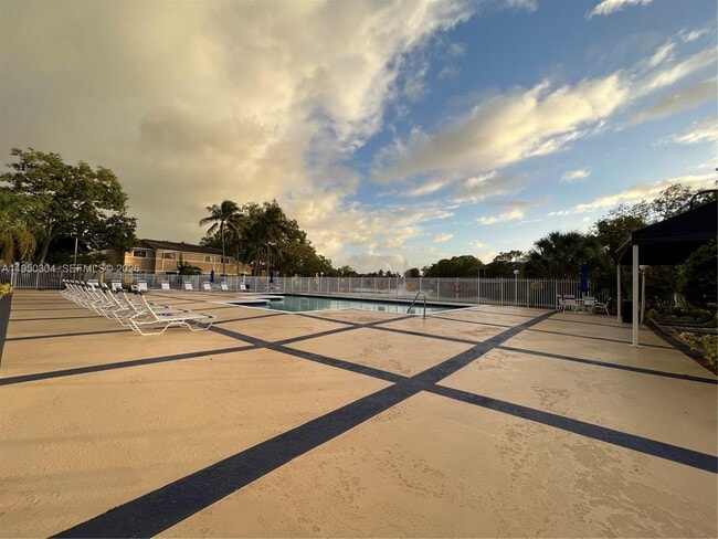 Foto del edificio - 350 Palm Cir W