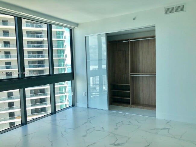 Foto del edificio - 650 NE 32nd St