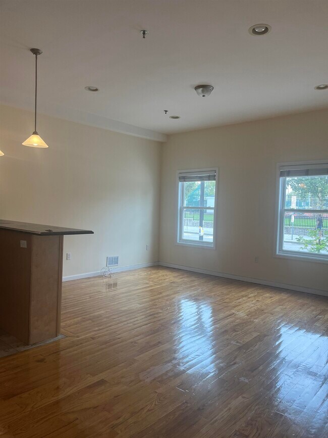 Foto del edificio - 543 Central Ave