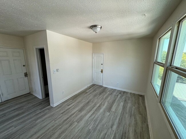Building Photo - Efficient 1 Bed, 1 Bath. Tenant pays elect...