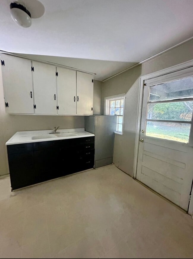 Building Photo - 3 Bed 1 Bath House