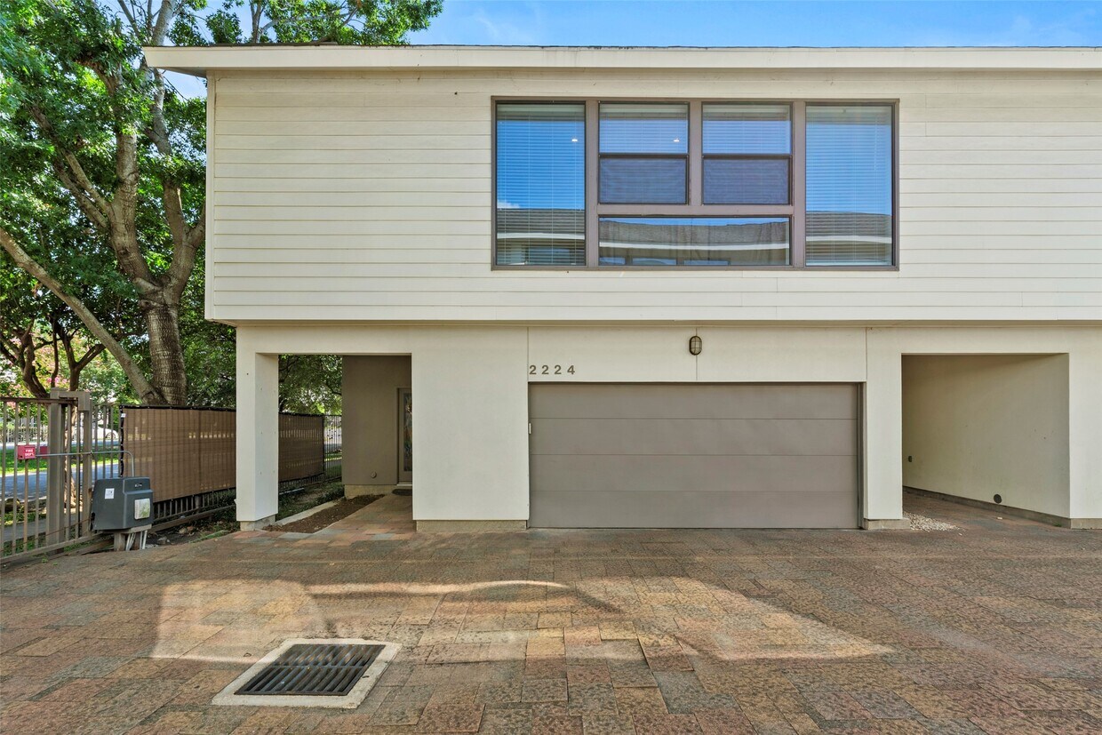 Foto principal - 2224 Bastrop St