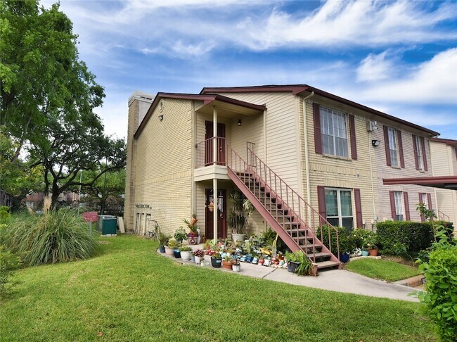 Building Photo - 2120 El Paseo St