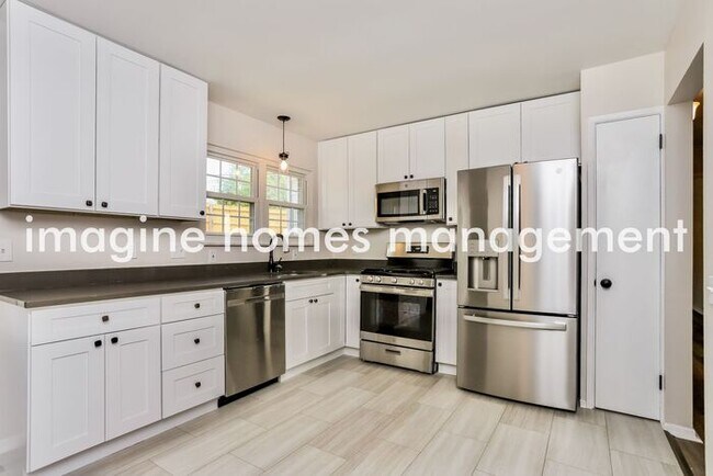 Foto del edificio - Fully Renovated 3 Bedroom Split-Level in L...