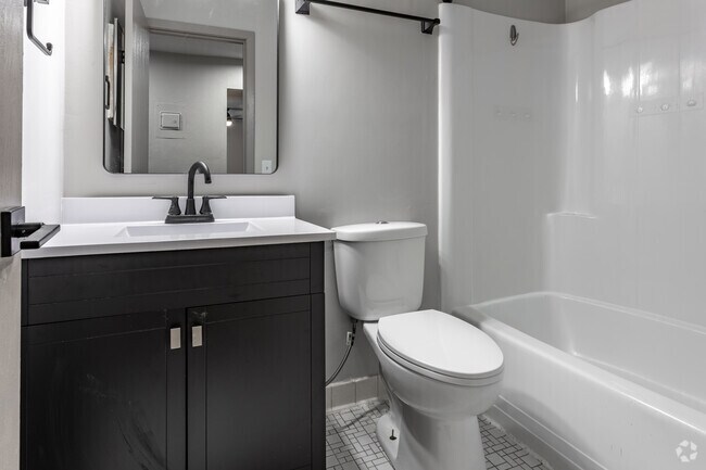 1 habitación, 1 baño - 729 pies cuadrados - Baño - Lakecrest Village (1 of 2)