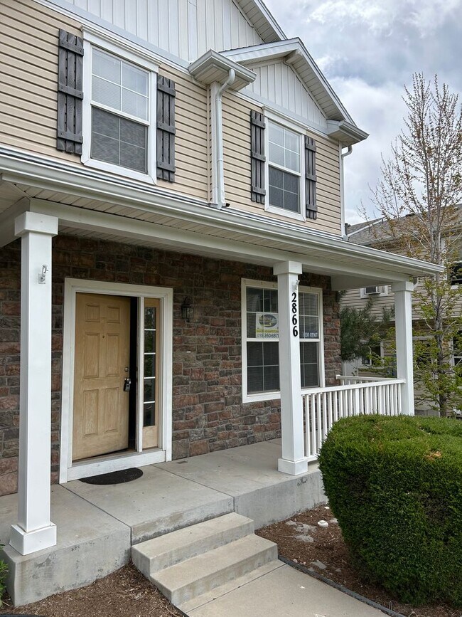 Building Photo - 3 Bedroom, 2.5 Bathroom Townhome Near Fort...