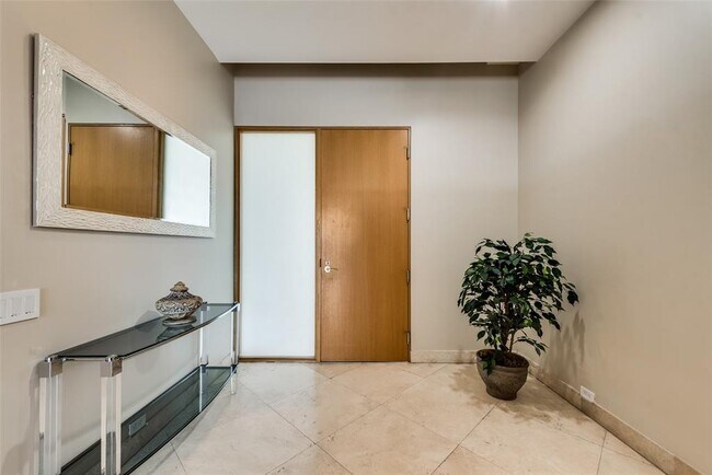 Foto del edificio - 2340 Victory Park Ln