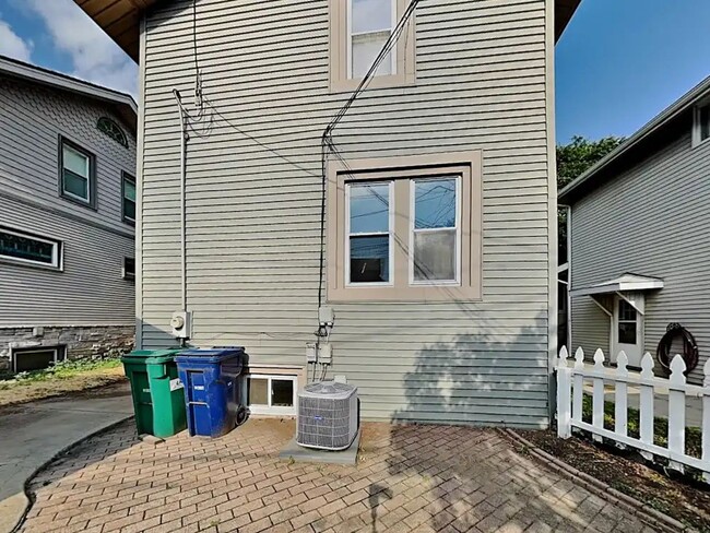 Building Photo - 860 Carpenter Ave