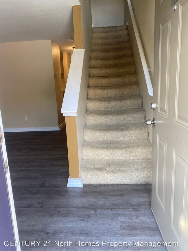 Building Photo - 2 br, 1.5 bath House - 412 Center Rd #D8