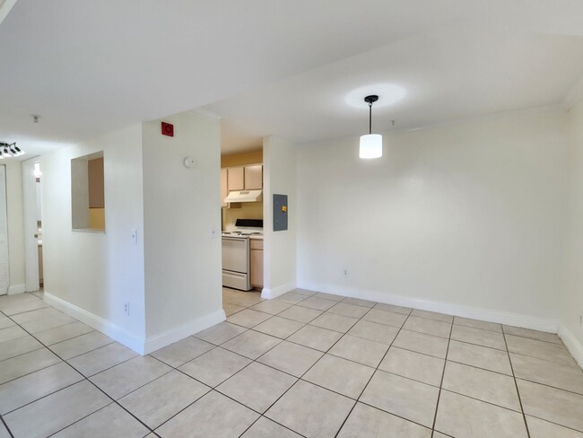 Building Photo - FOR RENT. 3 bedroom 2 bath second story condo