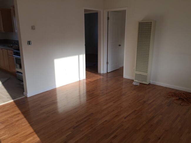 living room with lots of light - 2611 Mathews Ave