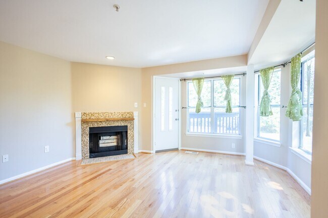 Foto del edificio - Lovely 3 BR/2.5 BA EOG Townhome in Laurel!