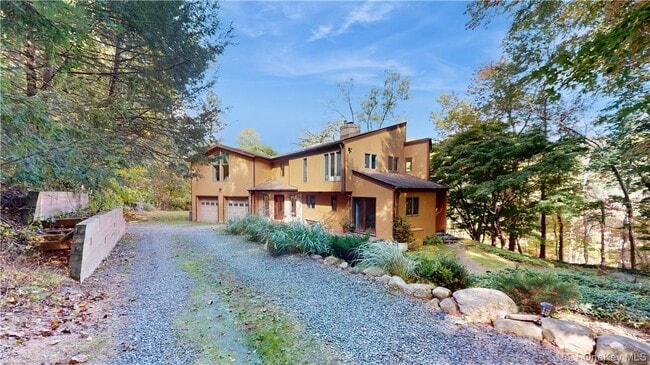 Building Photo - 96 Old Pascack Rd