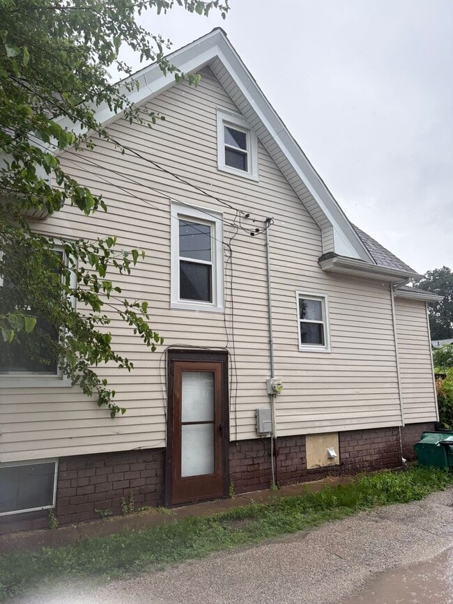 Building Photo - 1354 E Losey St