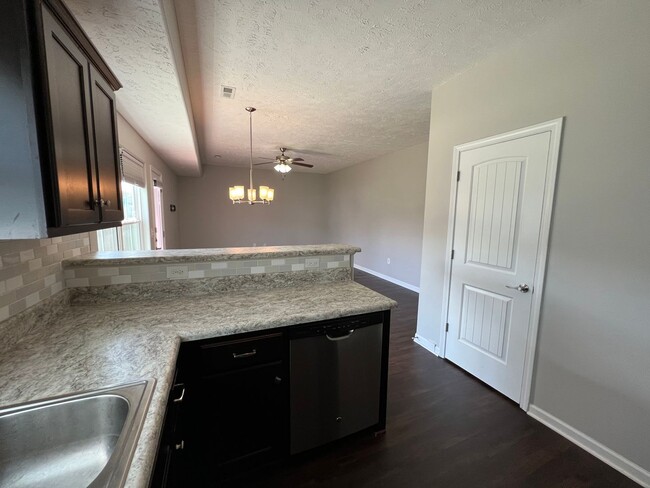 Building Photo - 3 BR 2.5 Bath Home in Del Sol Commons - Cl...