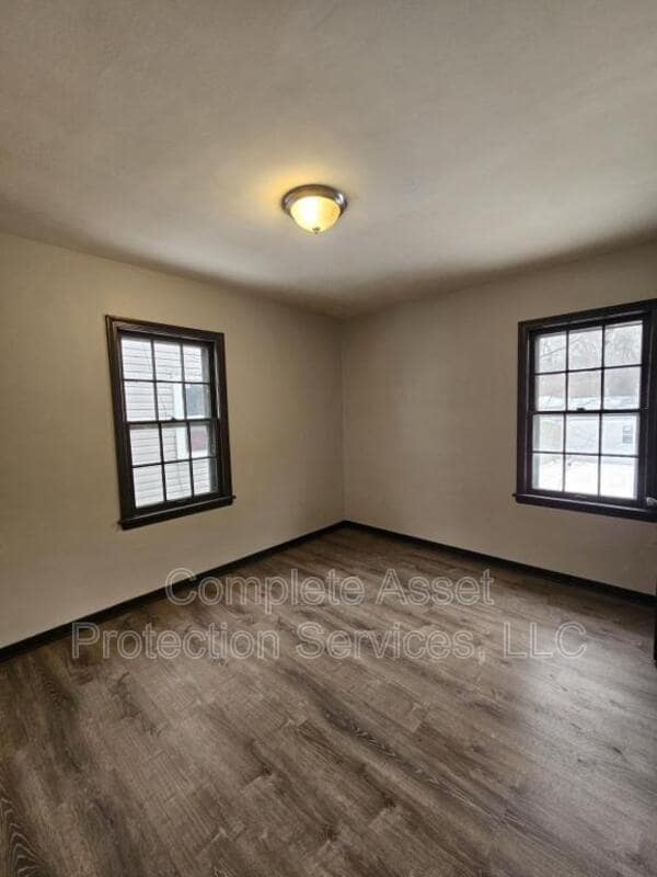 Building Photo - 3145 Pkwy N St