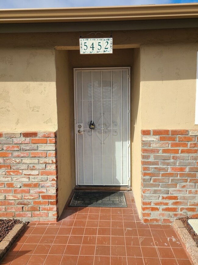 Building Photo - Spacious 4 bed 2 bath + 2 car garage & lar...